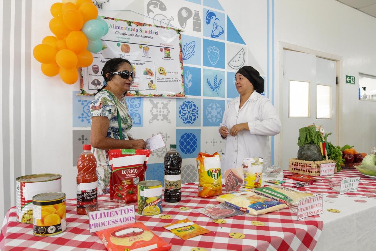 Frequentadores dos restaurantes comunitários aprendem sobre a importância de evitar alimentos industrializados Frequentadores dos restaurantes comunitários aprendem sobre a importância de evitar alimentos industrializados