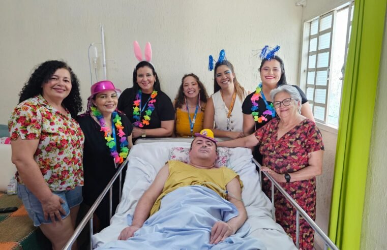 Pacientes acamados recebem visita domiciliar em clima de Carnaval