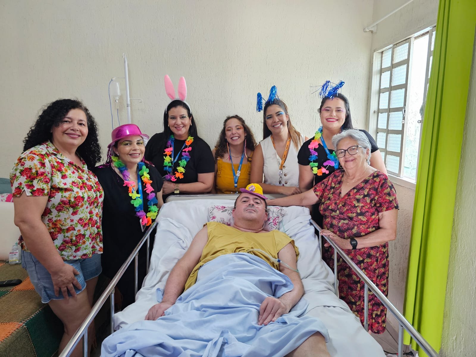 Pacientes acamados recebem visita domiciliar em clima de Carnaval