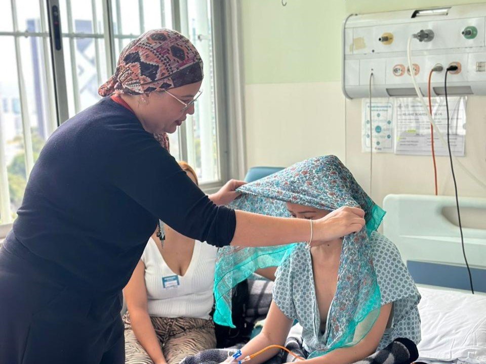 Profissionais do Hospital de Base realizam oficina de lenços com pacientes oncológicos