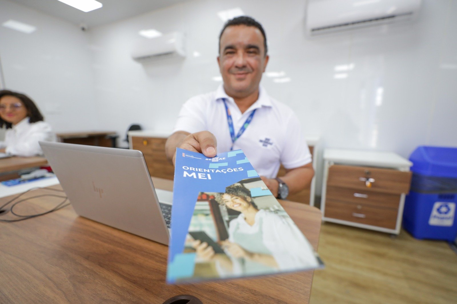 Unidade móvel do Sebrae-DF auxilia comerciantes da Rodoviária do Plano Piloto a se formalizarem Unidade móvel do Sebrae-DF auxilia comerciantes da Rodoviária do Plano Piloto a se formalizarem