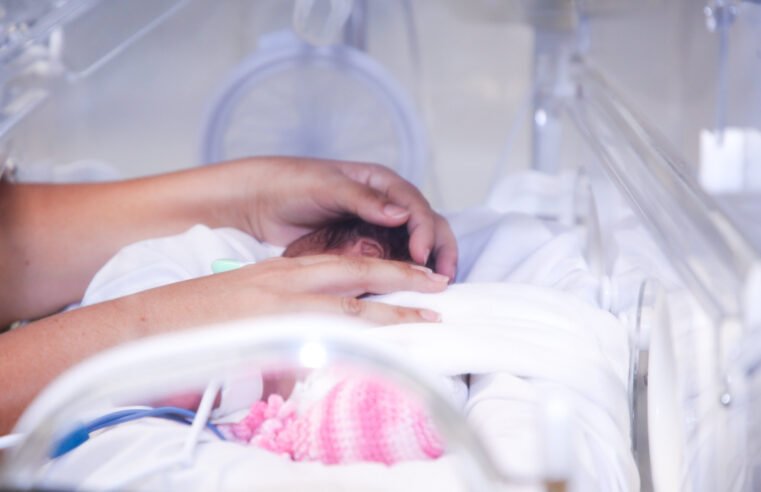 Abertas vagas para a contratação de 200 médicos generalistas e 50 neonatologistas