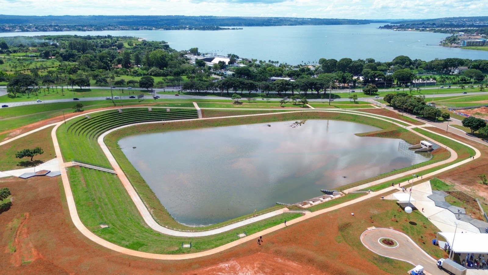 Bacia de detenção do Drenar DF embeleza Parque Internacional da Paz Bacia de detenção do Drenar DF embeleza Parque Internacional da Paz