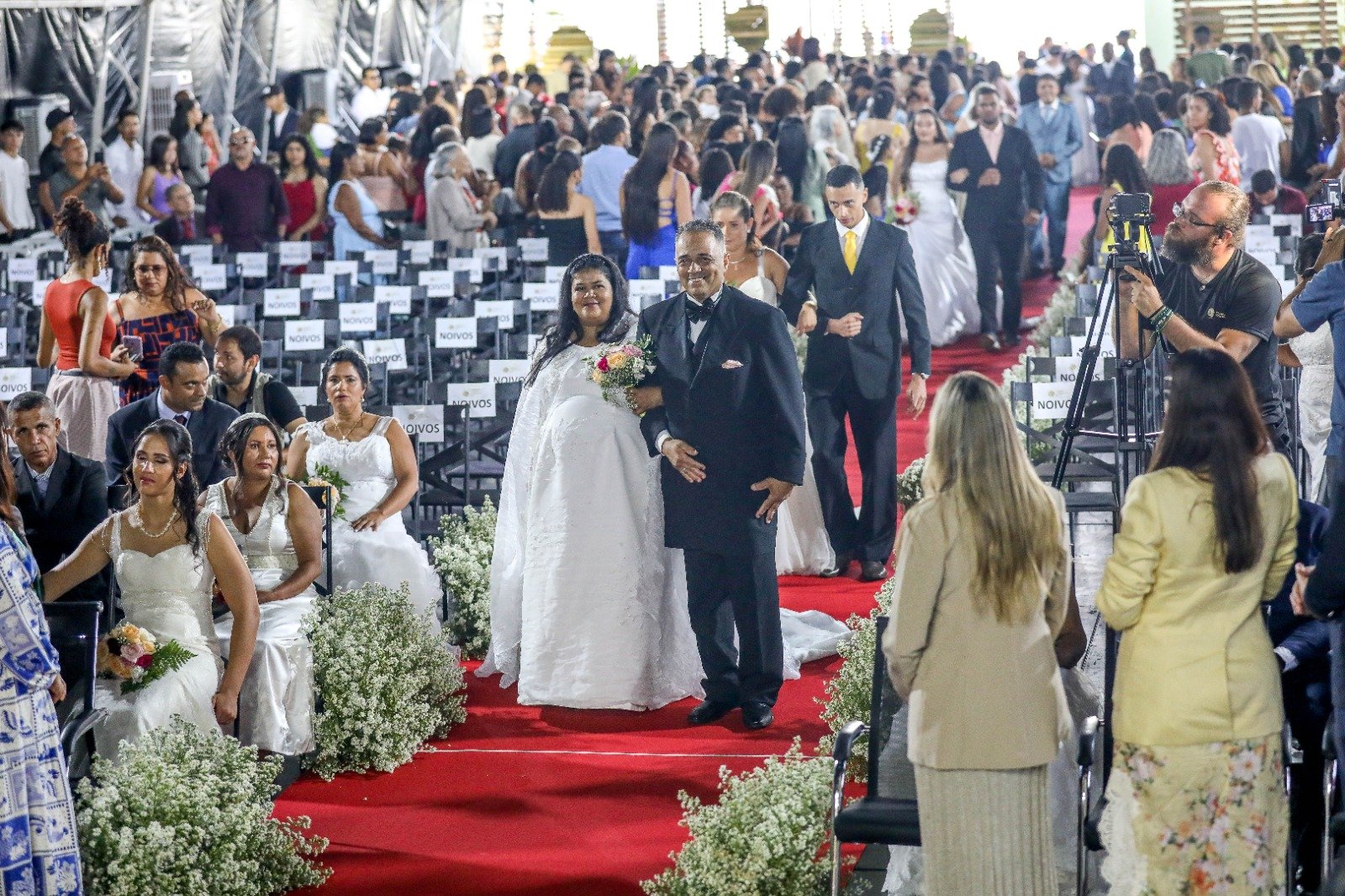 Casamento Comunitário alcança recorde de participação e oficializa união de 100 casais Casamento Comunitário alcança recorde de participação e oficializa união de 100 casais