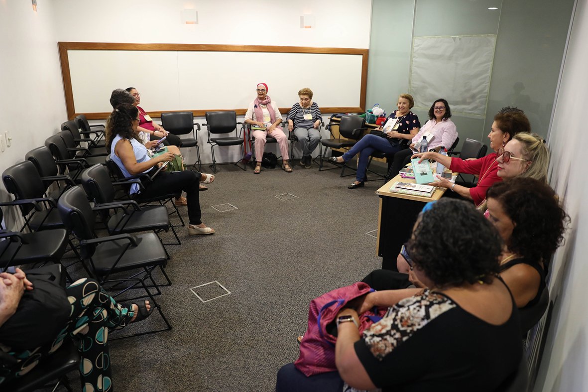 Clube de leitura na Biblioteca Nacional de Brasília promove inclusão e interação do público 60+ Clube de leitura na Biblioteca Nacional de Brasília promove inclusão e interação do público 60+