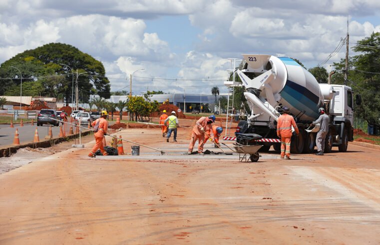 Concretagem em pavimento rígido leva mais conforto e segurança para condutores e durabilidade às vias do DF