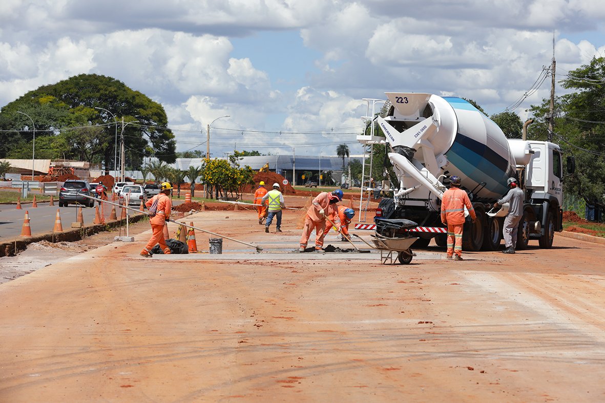 Concretagem em pavimento rígido leva mais conforto e segurança para condutores e durabilidade às vias do DF Concretagem em pavimento rígido leva mais conforto e segurança para condutores e durabilidade às vias do DF