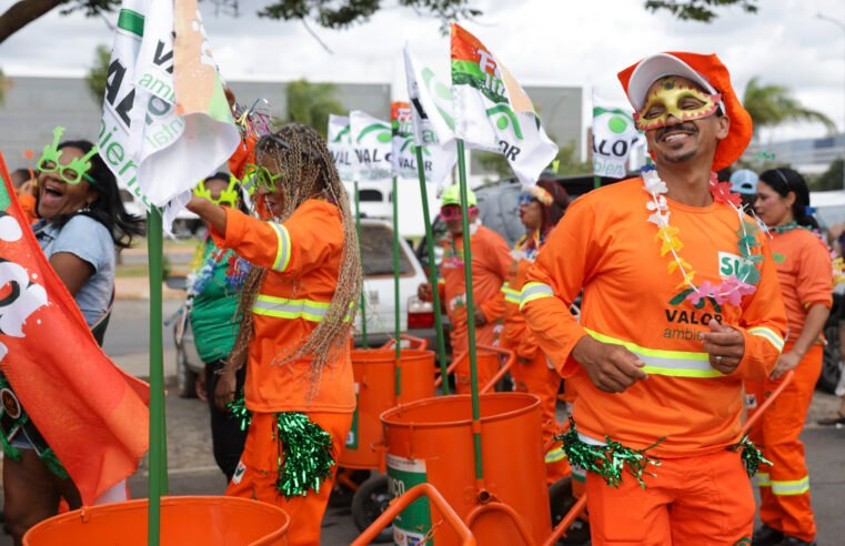 Em dia de folga, garis caem na folia no bloco Vassourinhas de Brasília