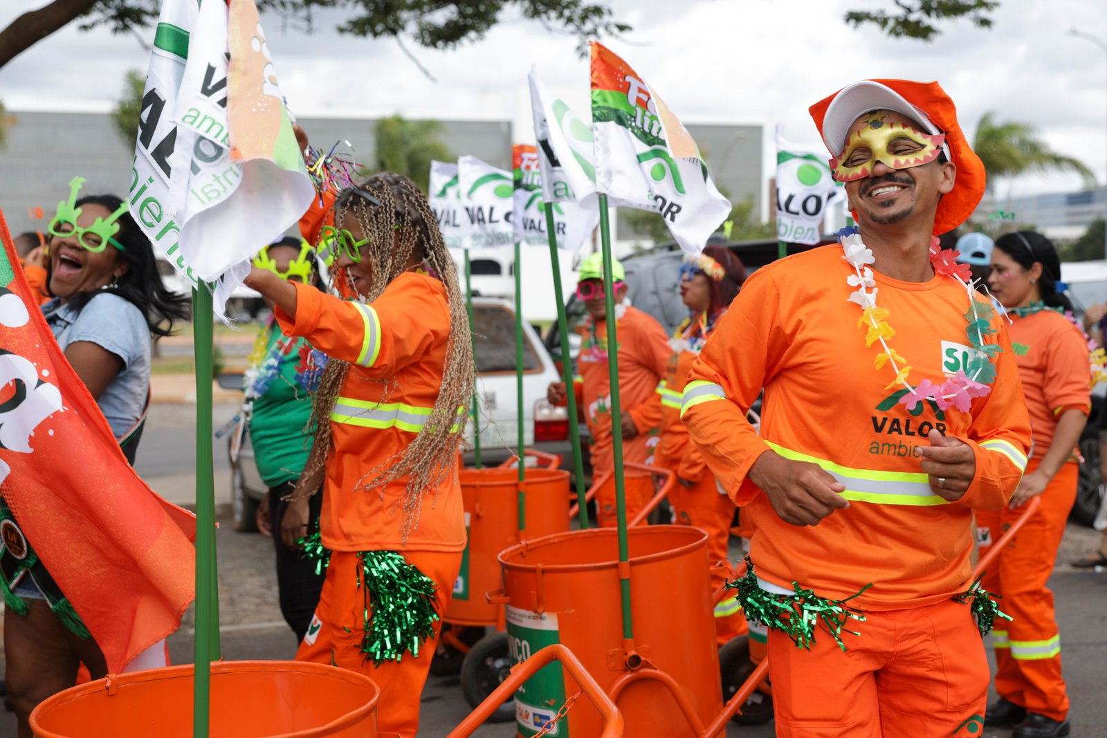 Em dia de folga, garis caem na folia no bloco Vassourinhas de Brasília Em dia de folga, garis caem na folia no bloco Vassourinhas de Brasília