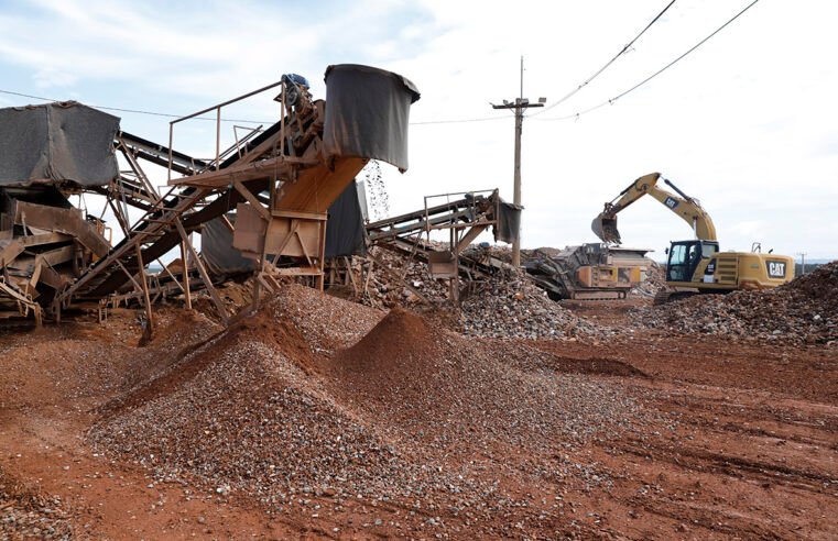 Entulhos reciclados são reaproveitados em obras públicas e conservação de vias não pavimentadas