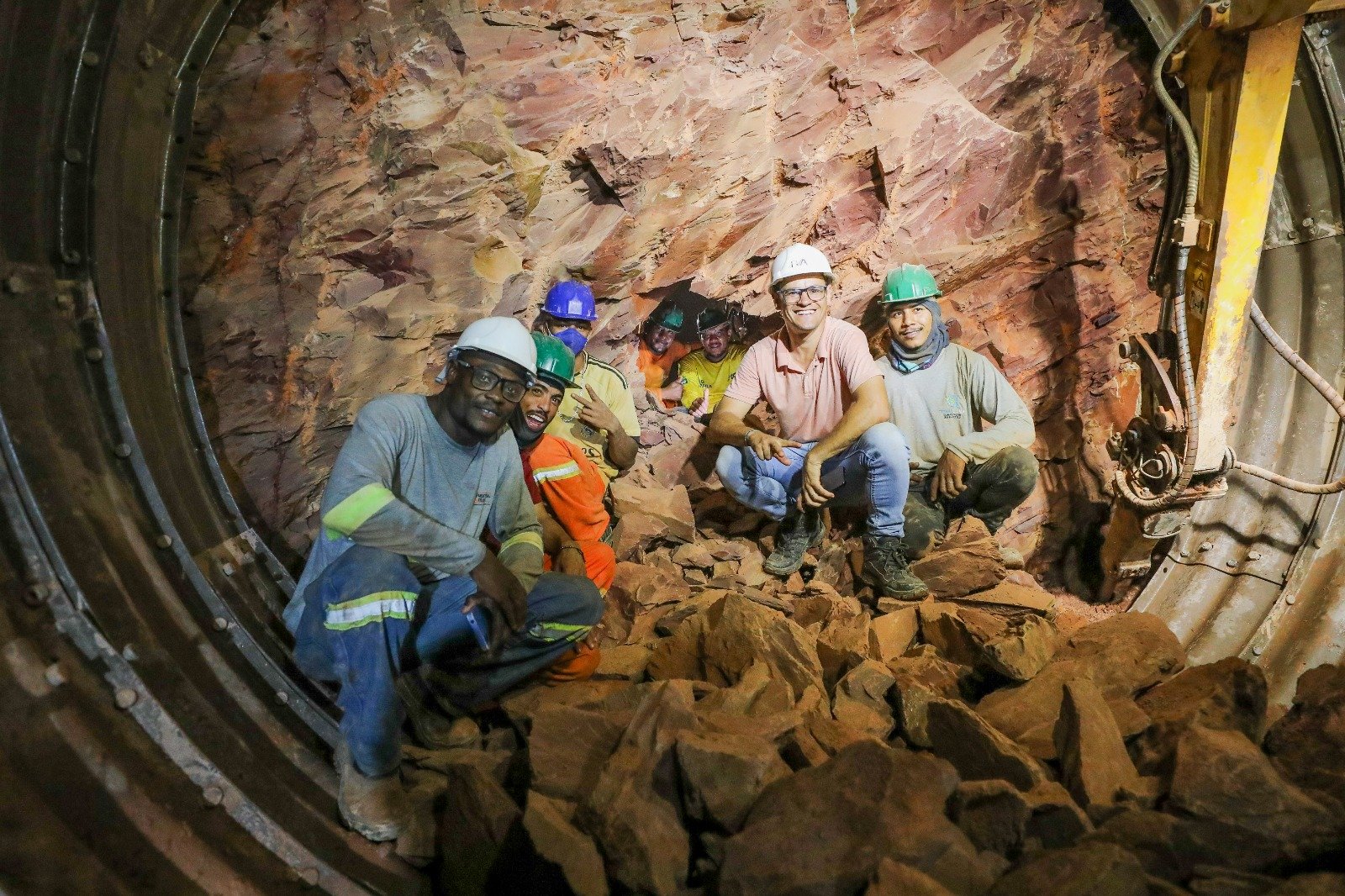 Equipes do Drenar DF rompem trecho de solo rígido em última etapa de escavações Equipes do Drenar DF rompem trecho de solo rígido em última etapa de escavações