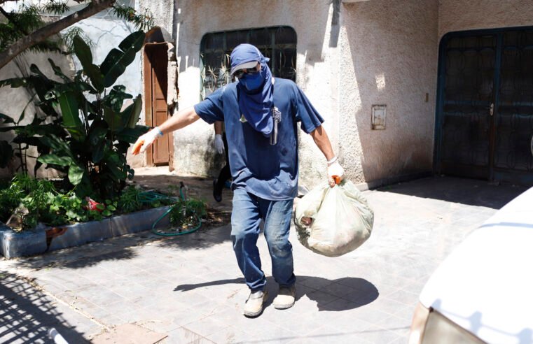 Força-tarefa retira toneladas de entulho de uma casa e oferece suporte em saúde mental