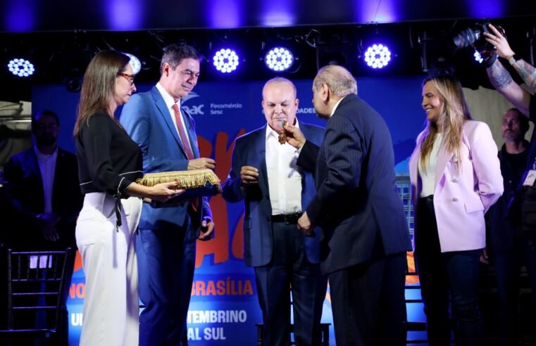 Governador Ibaneis Rocha é agraciado com a Medalha Nacional do Mérito Comercial da Paz Social João Daudt D’Oliveira