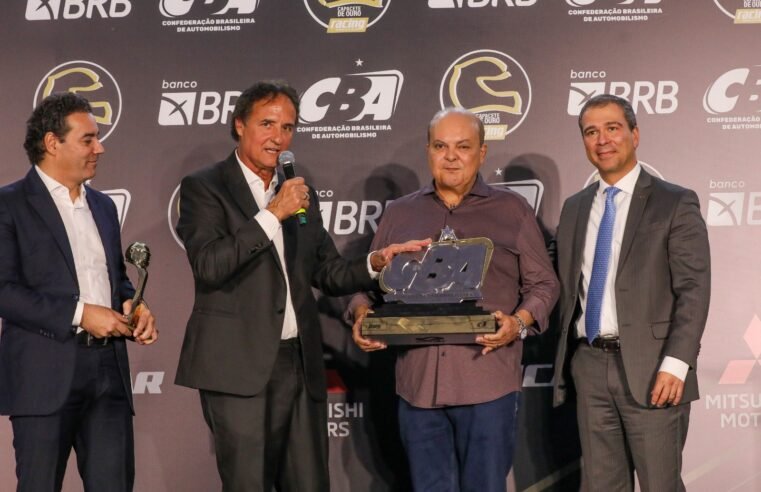 Governador Ibaneis Rocha é homenageado em prêmio da Confederação Brasileira de Automobilismo