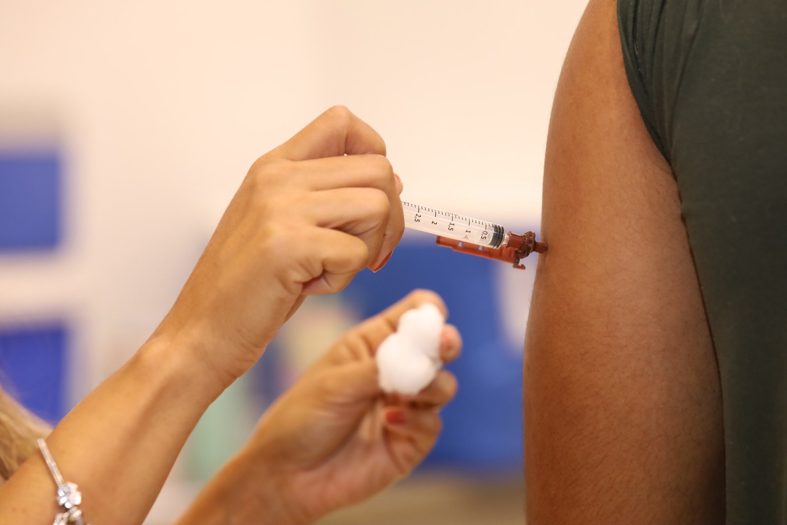 Influenza: vacinação contra gripe começa no DF Influenza: vacinação contra gripe começa no DF