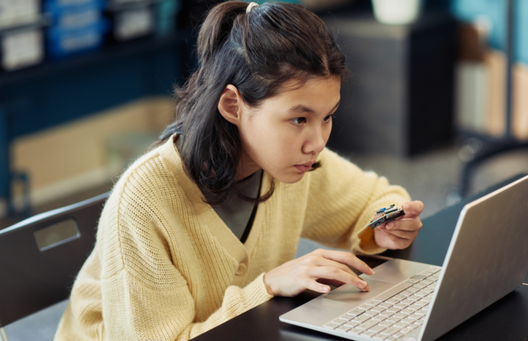 Movimento #Conectadas oferece oficina de programação para alunas de escolas públicas