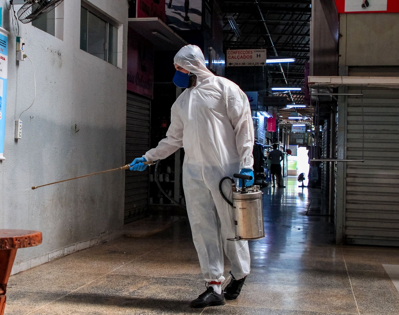 Aplicação de inseticida reforça combate à dengue na Feira no Guará Aplicação de inseticida reforça combate à dengue na Feira no Guará