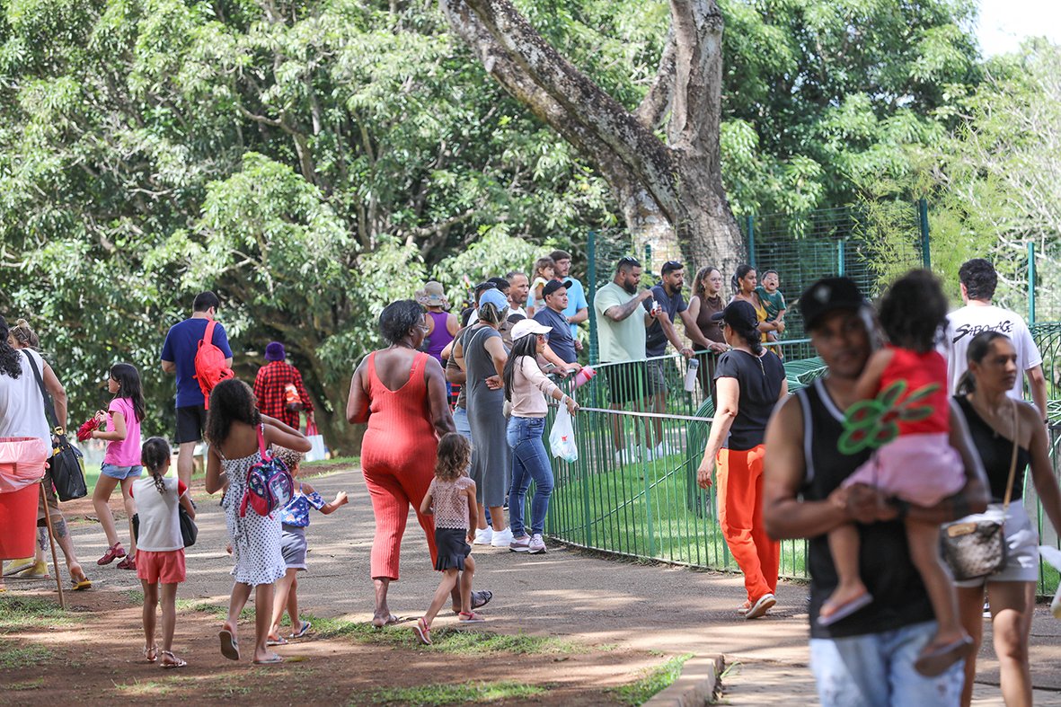 Brasilienses e turistas aproveitam a Sexta-feira Santa no Jardim Botânico e no Zoológico de Brasília Brasilienses e turistas aproveitam a Sexta-feira Santa no Jardim Botânico e no Zoológico de Brasília
