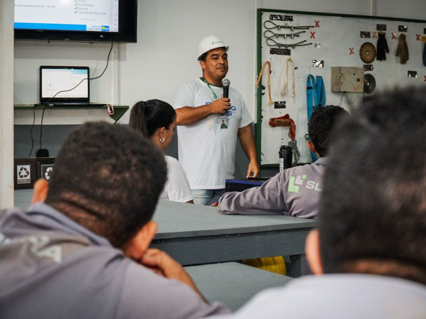 Conversa com Eles promove palestra sobre violência doméstica para 140 trabalhadores da Asa Sul Conversa com Eles promove palestra sobre violência doméstica para 140 trabalhadores da Asa Sul