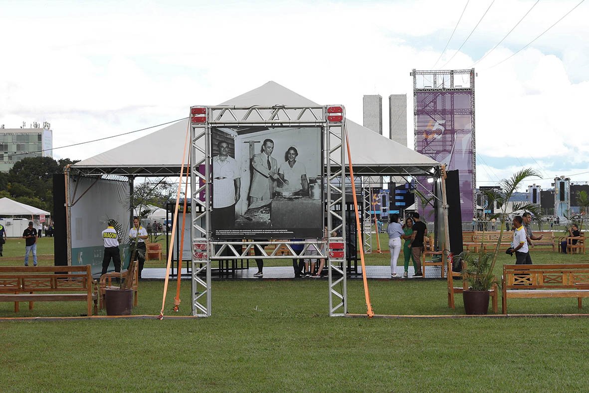 Exposições na Esplanada levam público a um mergulho na história de Brasília Exposições na Esplanada levam público a um mergulho na história de Brasília