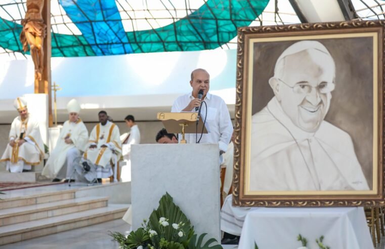 Missa dos 65 anos de Brasília é marcada pela emoção com mensagem de adeus ao papa Francisco