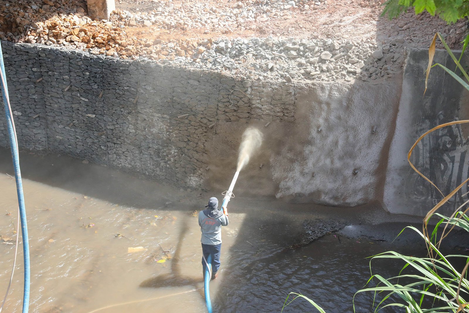 Muro de arrimo é construído para evitar problemas de erosão em ponte sobre o Córrego Samambaia Muro de arrimo é construído para evitar problemas de erosão em ponte sobre o Córrego Samambaia