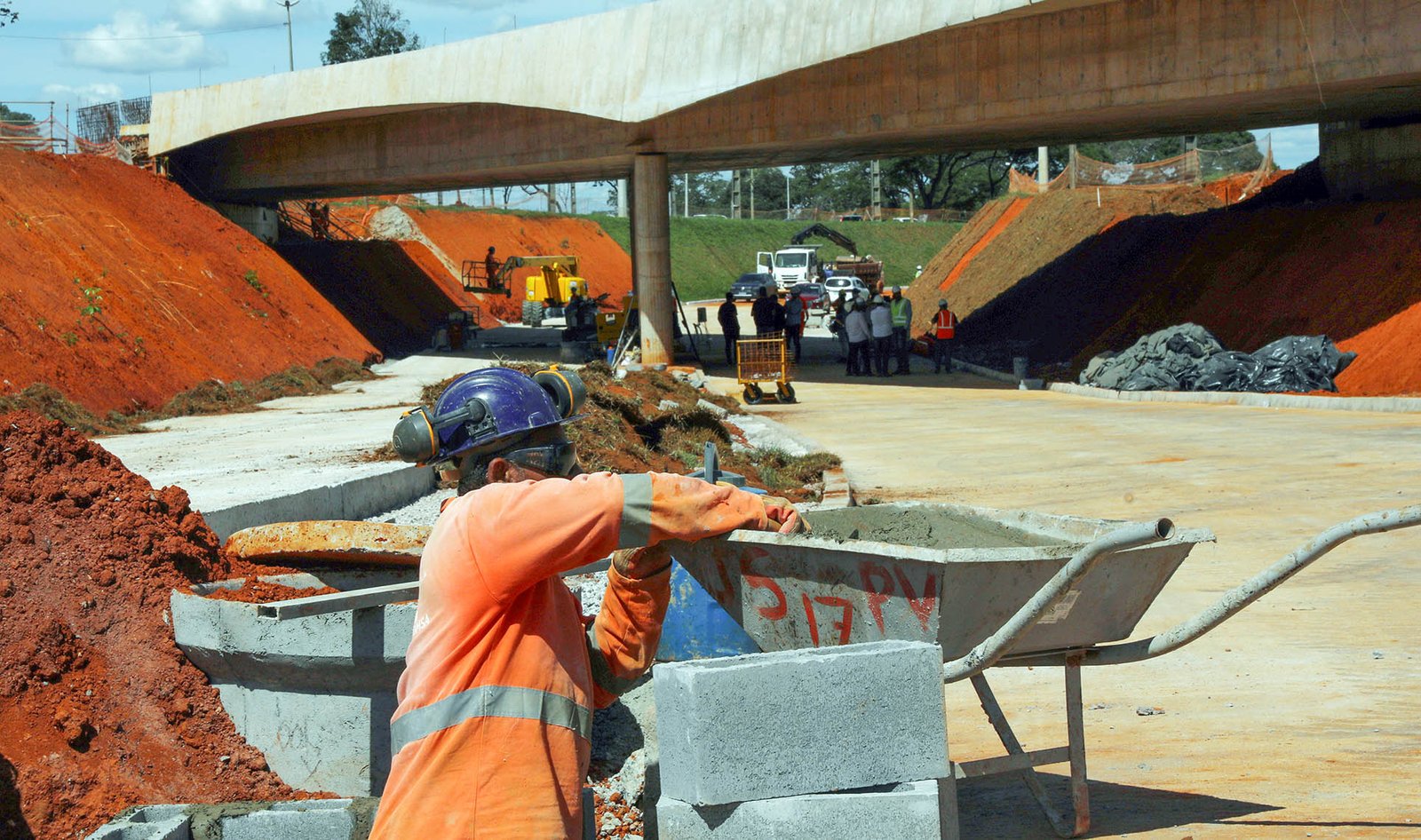 Obras na ESPM: Equipes trabalham para ligar rede de drenagem sob linha do metrô Obras na ESPM: Equipes trabalham para ligar rede de drenagem sob linha do metrô