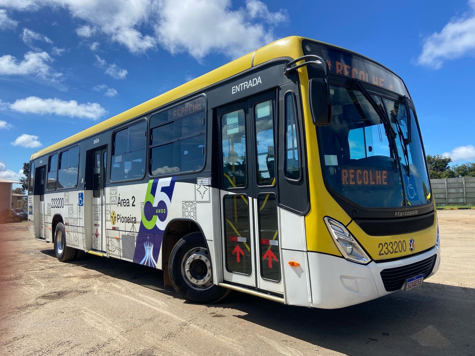 Ônibus do transporte público coletivo do DF são adesivados em homenagem aos 65 anos de Brasília Ônibus do transporte público coletivo do DF são adesivados em homenagem aos 65 anos de Brasília