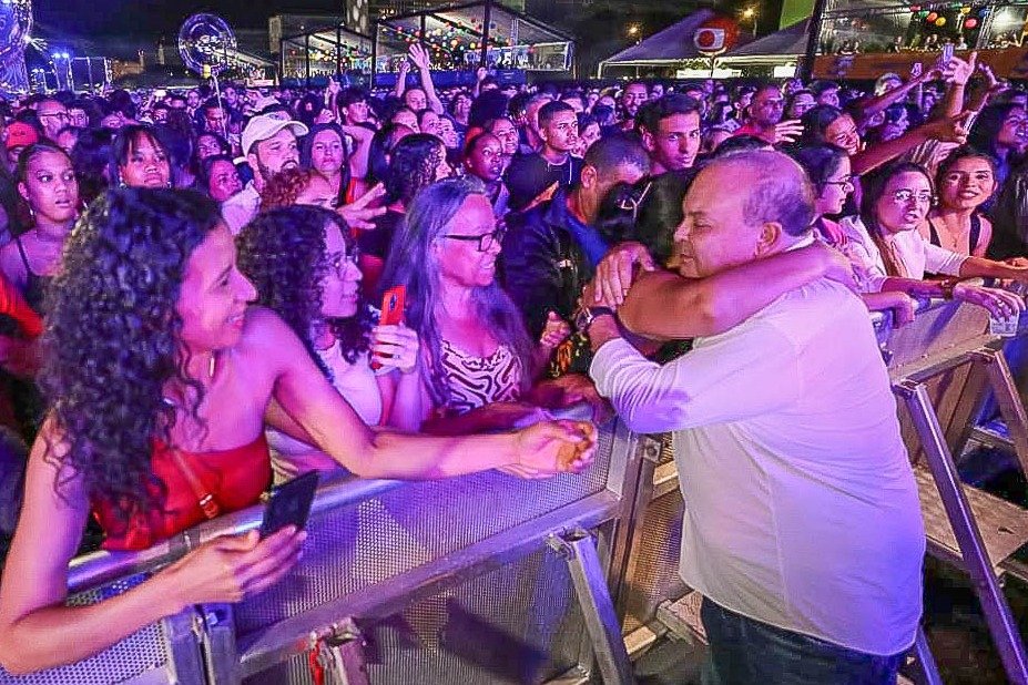 Público curte segunda noite de festa na Esplanada ao som de diferentes gerações Público curte segunda noite de festa na Esplanada ao som de diferentes gerações