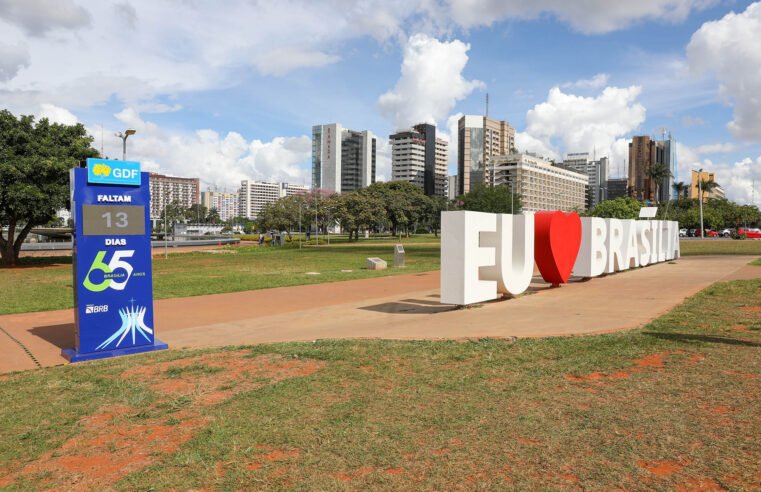 Totens com contagem regressiva dos 65 anos de Brasília chamam atenção da população nas ruas