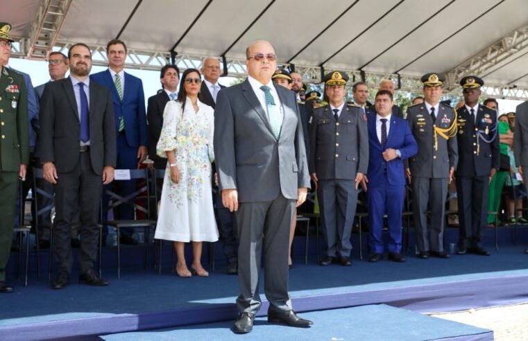 Troca da Bandeira atrai brasilienses e turistas em celebração aos 65 anos de Brasília