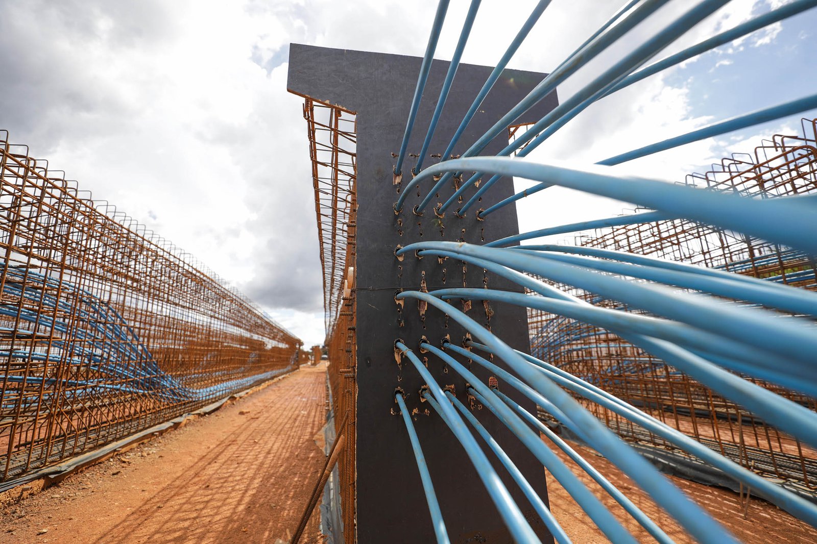 Viaduto do Noroeste: Vigas pré-moldadas dão mais agilidade à obra Viaduto do Noroeste: Vigas pré-moldadas dão mais agilidade à obra