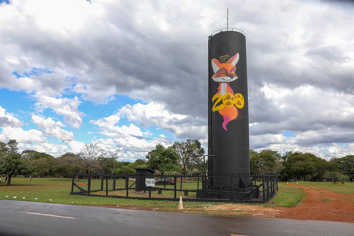 Zoológico homenageia lobo-guará Atena em nova pintura da caixa d’água Zoológico homenageia lobo-guará Atena em nova pintura da caixa d’água