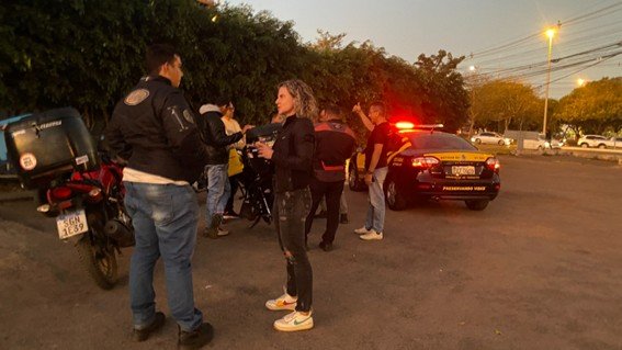 Ação educativa orienta motociclistas entregadores sobre segurança no trânsito Ação educativa orienta motociclistas entregadores sobre segurança no trânsito