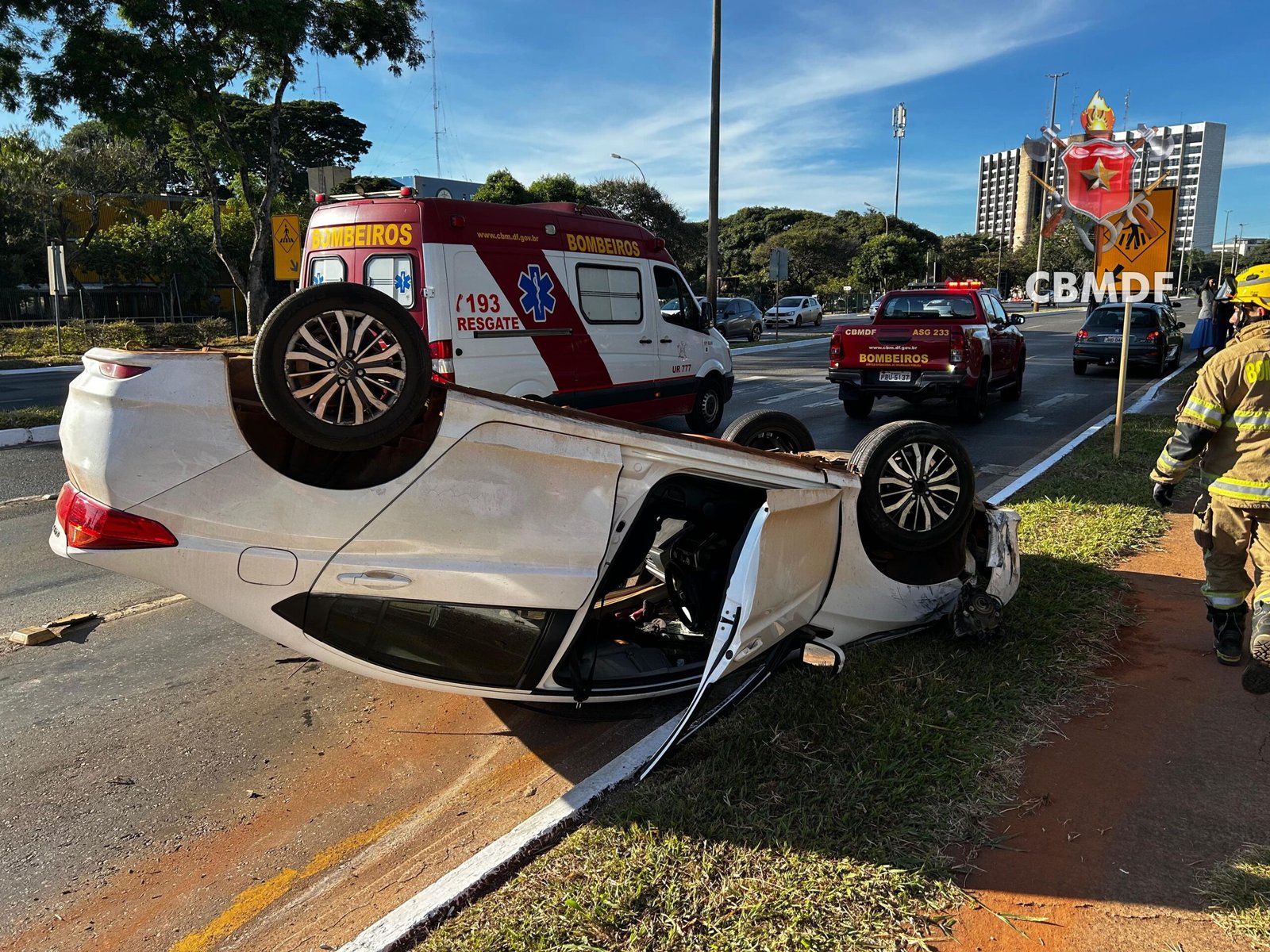 Acidente com capotamento envolve três veículos em frente ao Detran-DF Acidente com capotamento envolve três veículos em frente ao Detran-DF