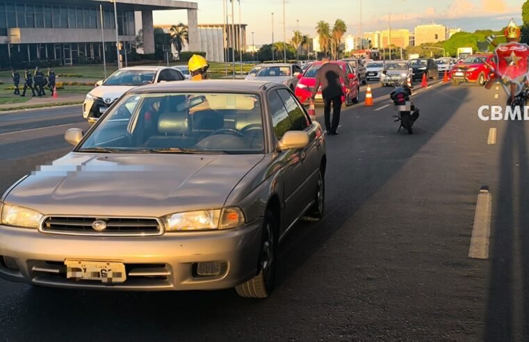 Acidente entre moto e veículo no Eixo Monumental deixa pessoa ferida