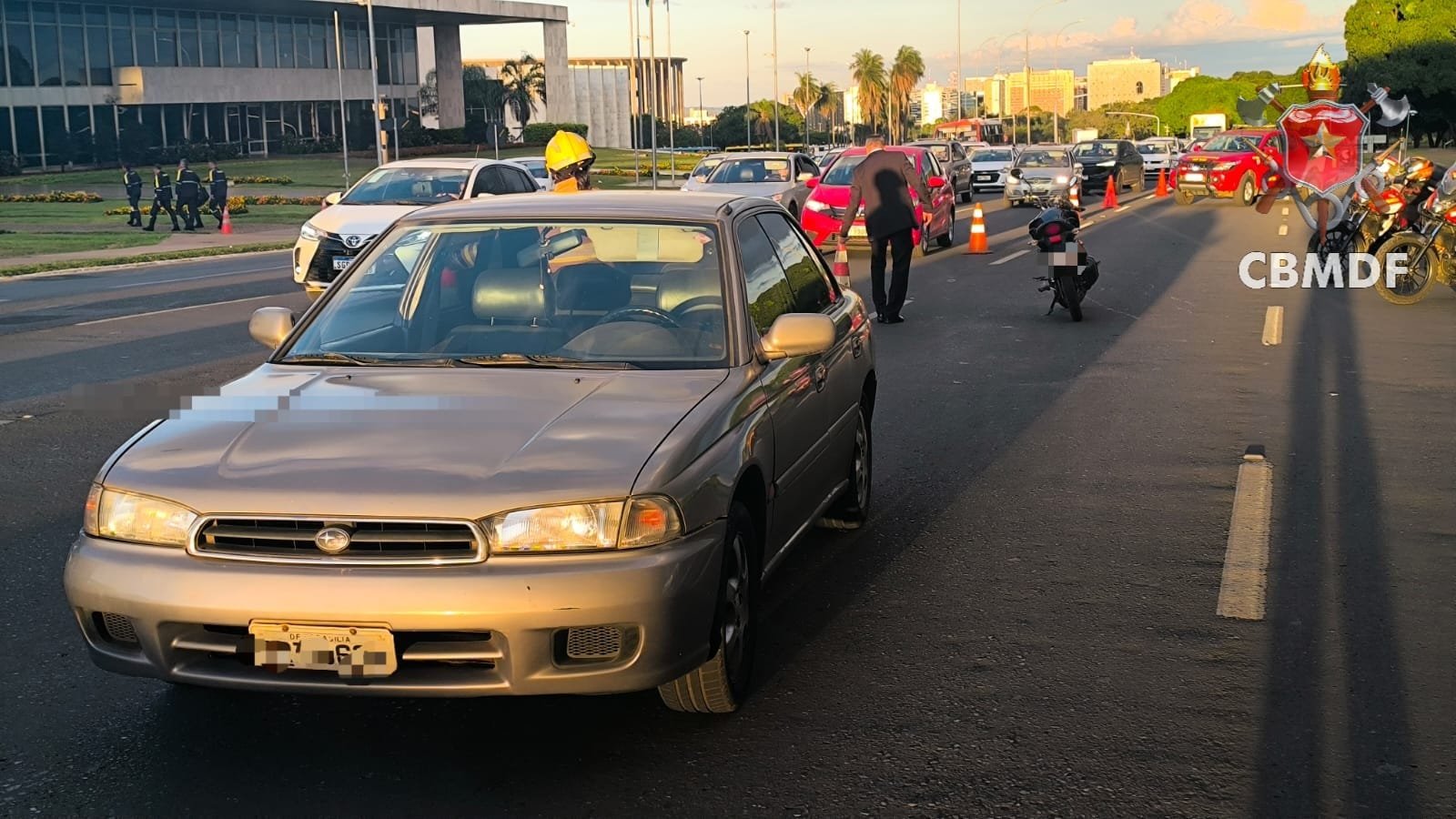 Acidente entre moto e veículo no Eixo Monumental deixa pessoa ferida Acidente entre moto e veículo no Eixo Monumental deixa pessoa ferida