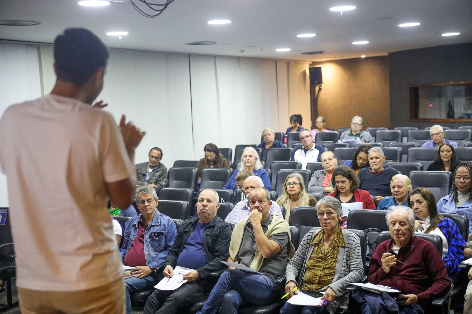 Biblioteca Nacional de Brasília abre vagas para oficinas de redação para vestibular de público 60+