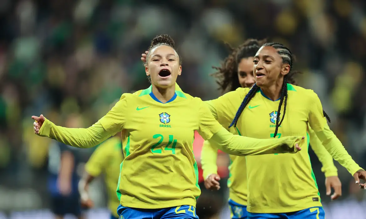 Brasil vence Japão por 3 a 1 e Marta entra no segundo tempo