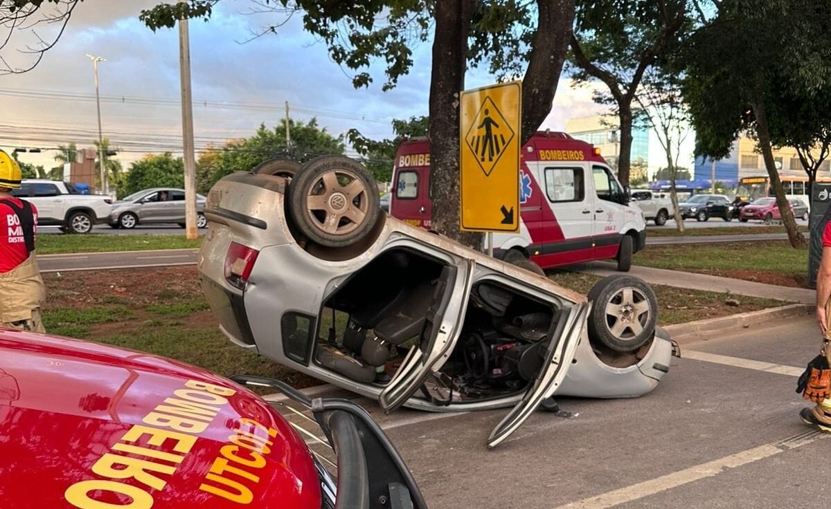 Capotamento deixa uma pessoa ferida em Taguatinga Capotamento deixa uma pessoa ferida em Taguatinga