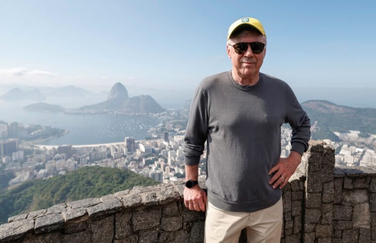 Carlo Ancelotti conhece Cristo Redentor, é festejado por populares e recebe bênção de padre