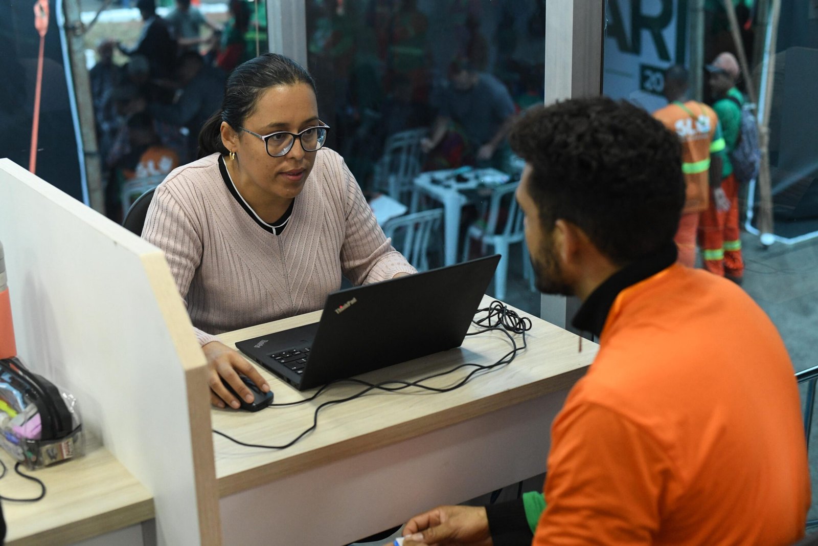 Carreta do Na Hora atende mais 100 pessoas em celebração ao Dia do Gari no DF