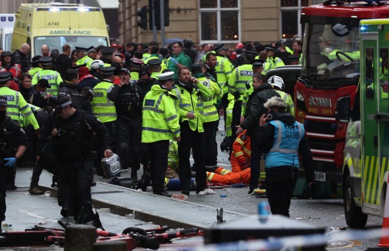 Carro atropela vários pedestres durante desfile da vitória do Liverpool FC