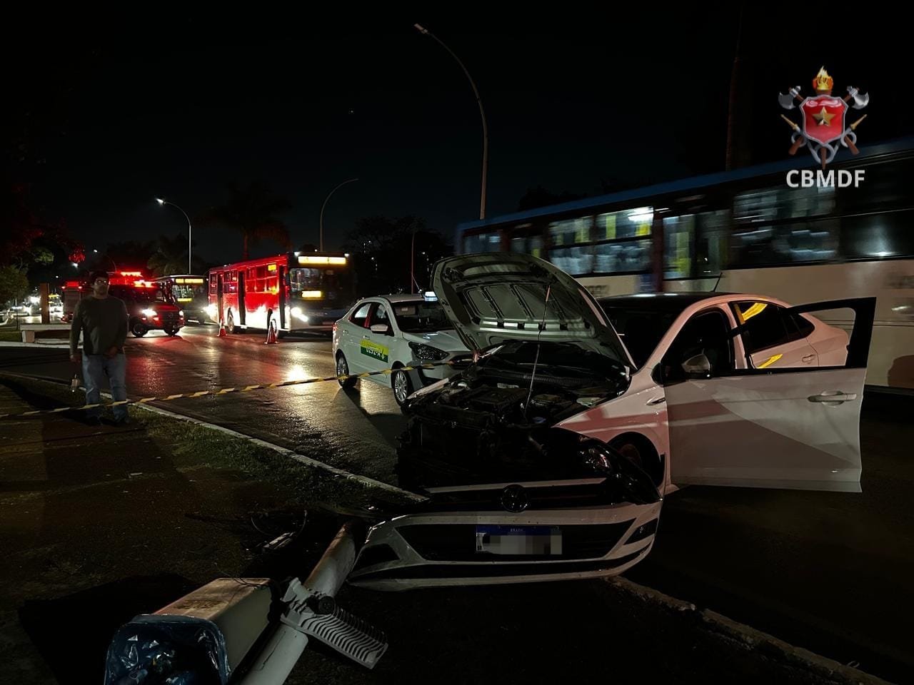 Carro colide e derruba poste na Asa Sul