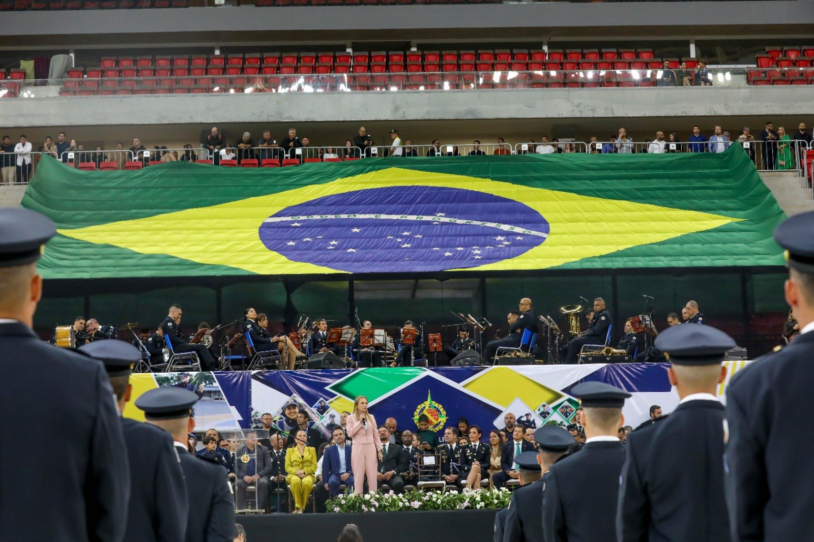 Celina Leão exalta reforço à segurança do DF durante formatura de praças da Polícia Militar