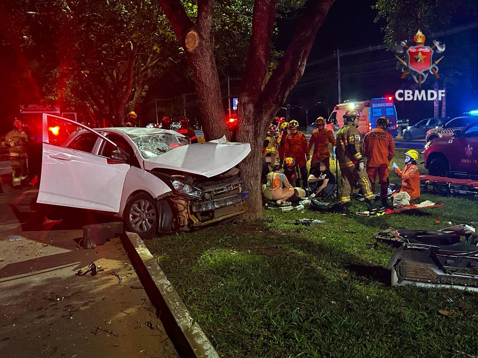Colisão com árvore deixa um morto e quatro feridos no Setor de Clubes Sul