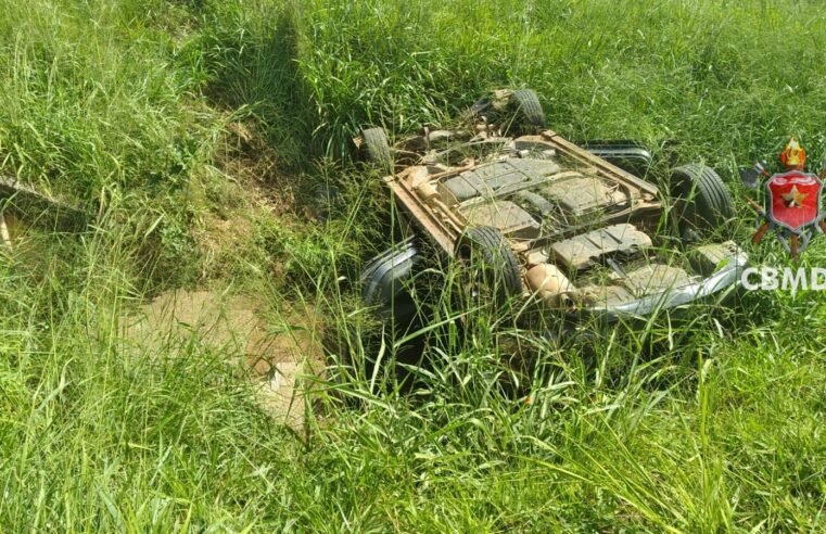 Colisão de carros com princípio de incêndio mobiliza equipes de socorro