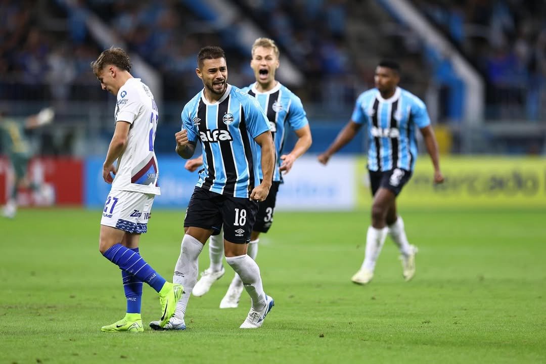 Com falha de Volpi, Grêmio empata a 3ª seguida na Sul-Americana, mas avança