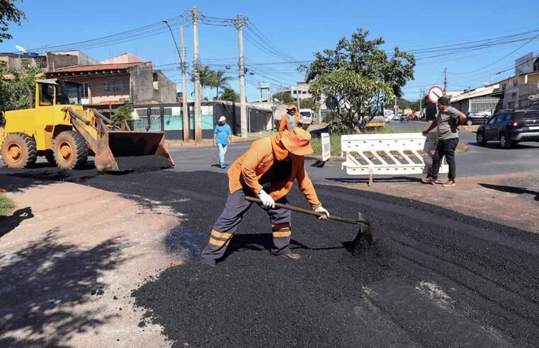 Equipes do GDF recuperam pavimentação asfáltica de ruas em Arniqueira