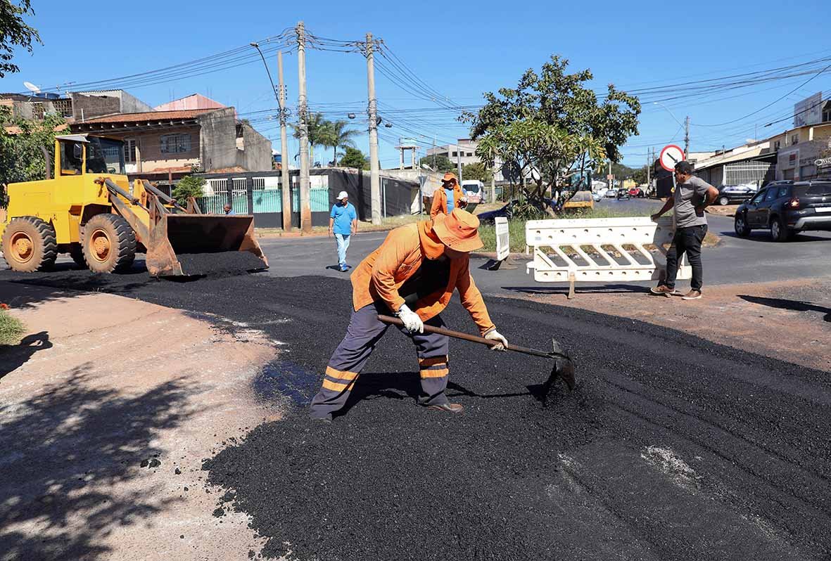 Equipes do GDF recuperam pavimentação asfáltica de ruas em Arniqueira Equipes do GDF recuperam pavimentação asfáltica de ruas em Arniqueira